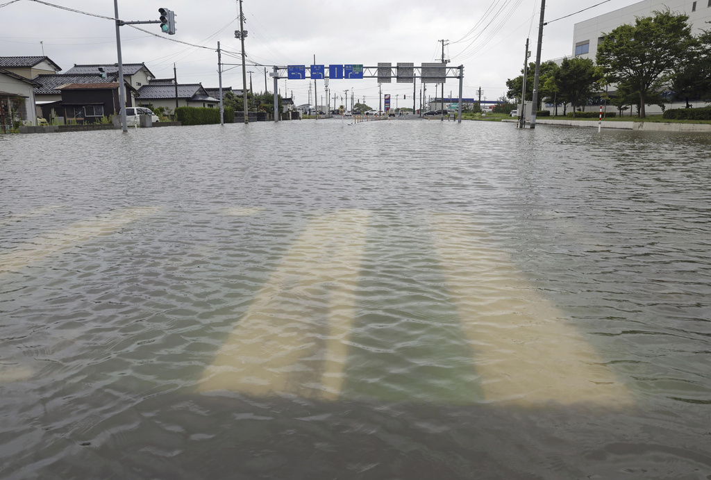 日本東北梅雨來襲降破紀錄暴雨　大水釀3人身亡、逾千棟建築被淹