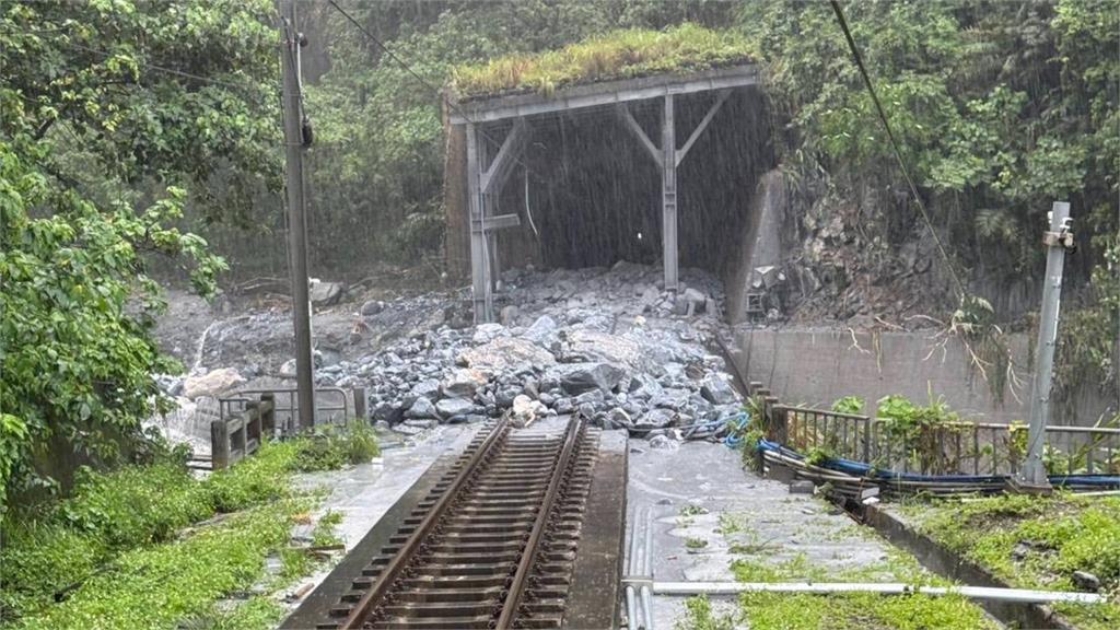 花蓮大雨沖「斷電車線＋土石淹鐵道」　和仁至崇德雙向不通