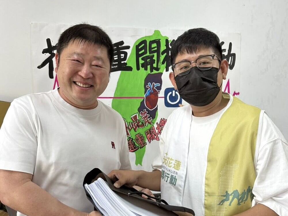 張峻再送500份聯署書　微光花蓮：罷免最後一哩路