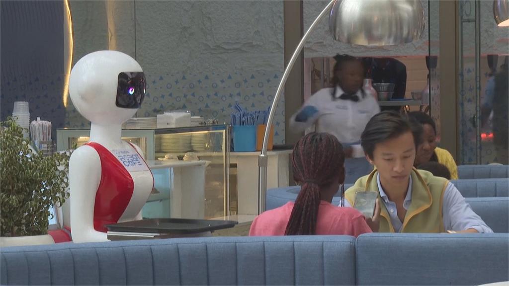 東非首例！肯亞餐廳引進送餐機器人掀打卡潮
