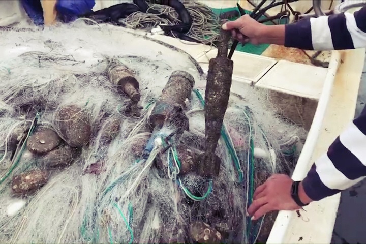 新竹新豐漁民捕魚  撈到10多顆未爆彈