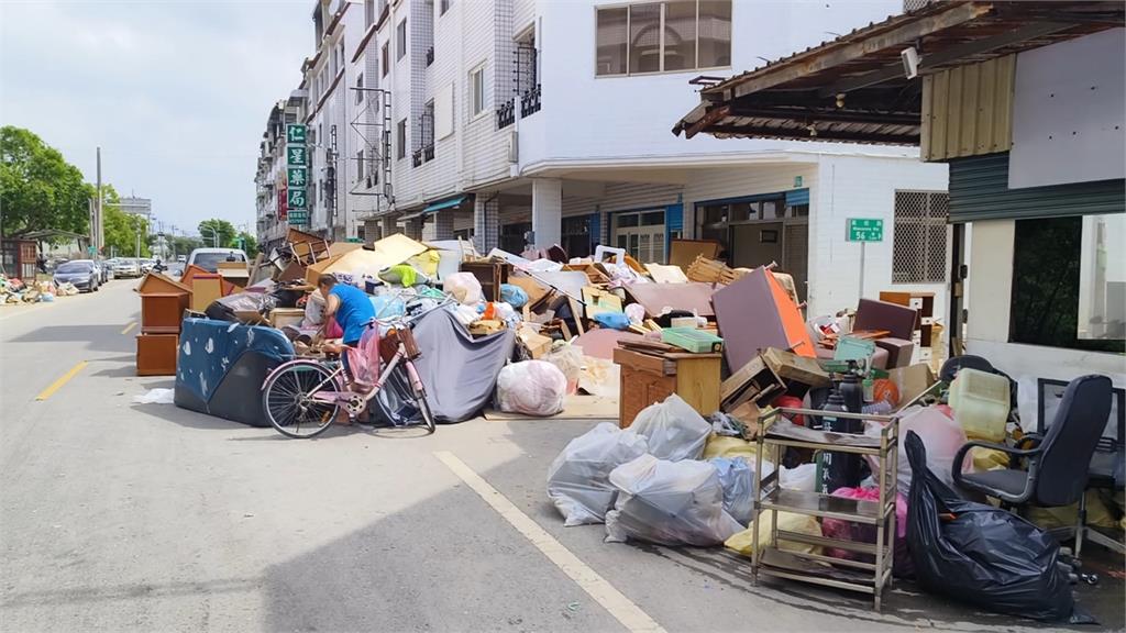 台南鹽水整條街堆滿垃圾　美食城客人少！店家：都在打掃家裡