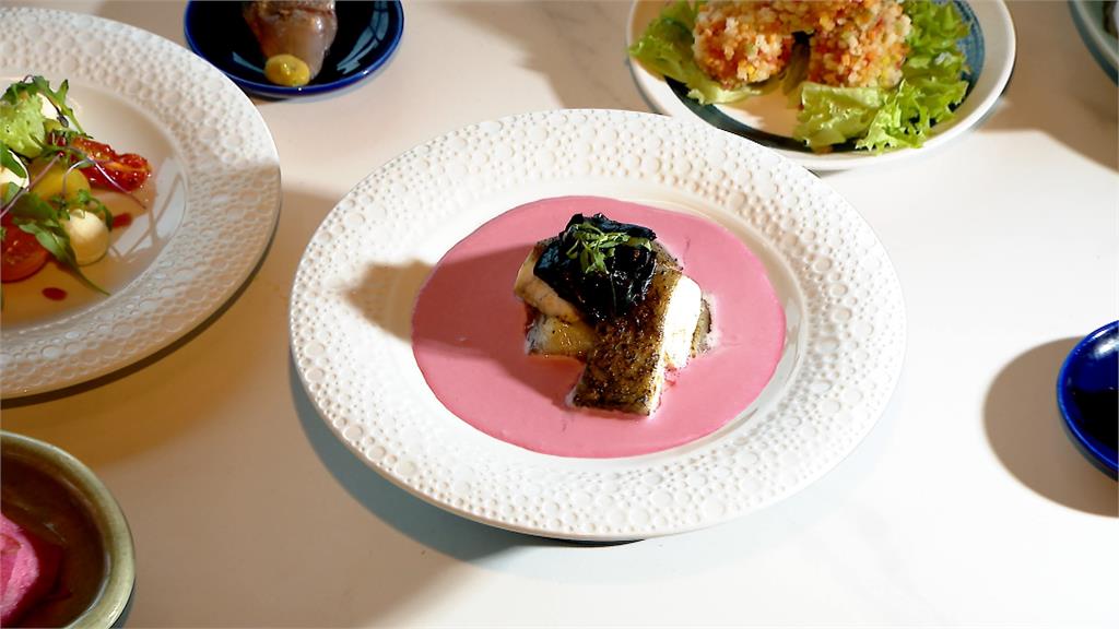 春天「呷對食」！ //鱸魚佐紅天鵝絨醬、春筍灑花生粉宛如豬血糕