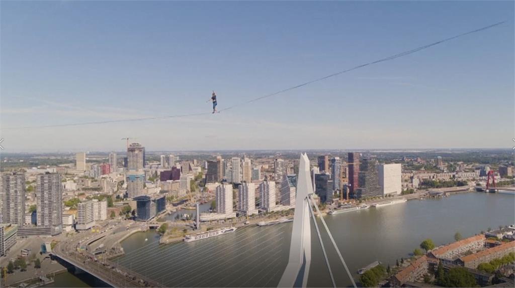 荷蘭大城高空走繩 極限玩家625公尺驚心動魄49分鐘