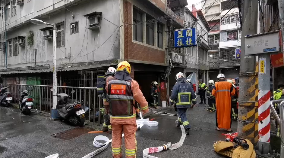 快新聞／板橋旅館清晨傳火警「冒濃濃黑煙」 警消緊急疏散11名住客