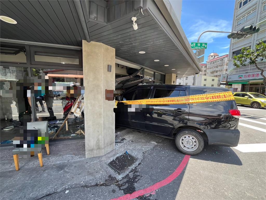 快新聞／飛來橫禍！花蓮早餐店遭廂型車撞入店面　釀13人輕重傷
