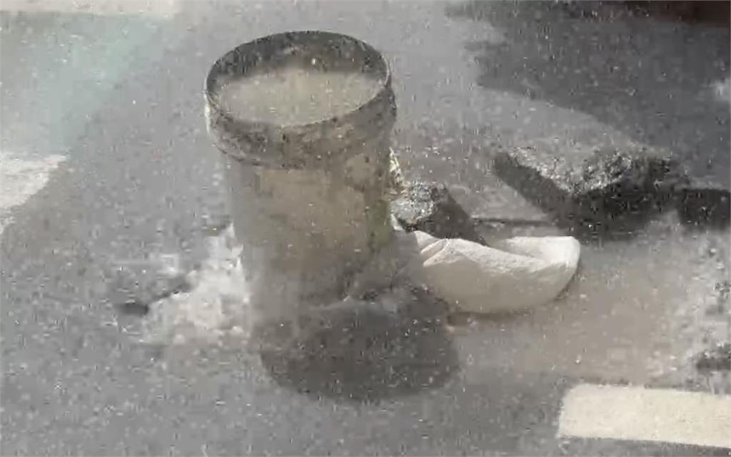 基隆瓦斯管被挖破外洩飄臭味 污水流滿地交通大亂