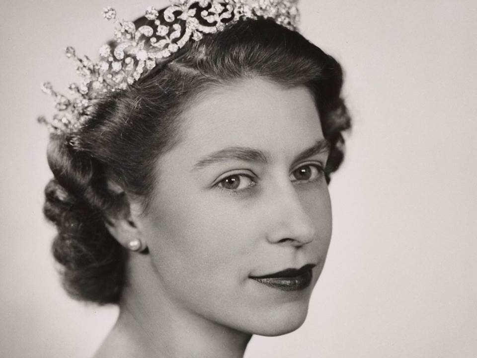 快新聞／英國皇室公布伊莉莎白二世年輕時代肖像　宣布哀悼期已結束