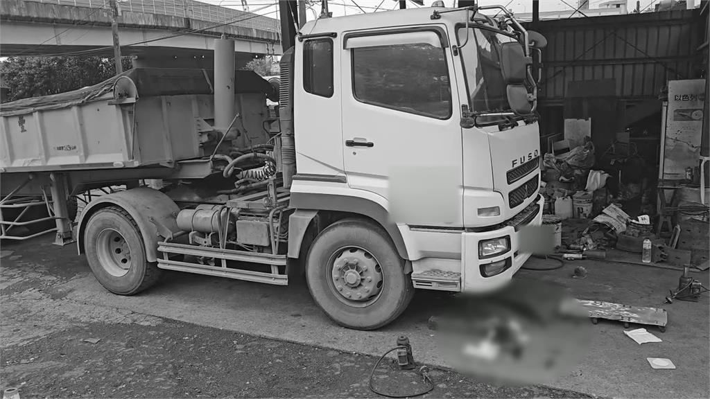 驚悚！疑千斤頂故障　修車廠老闆遭聯結車頭重壓亡