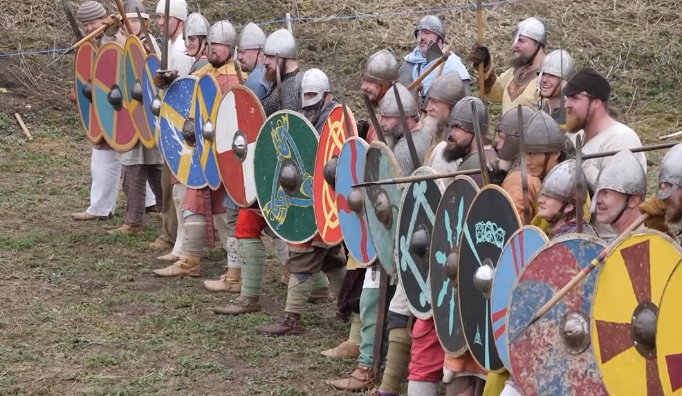 英國人穿盔甲打鬥 角色扮演重現"維京時代"