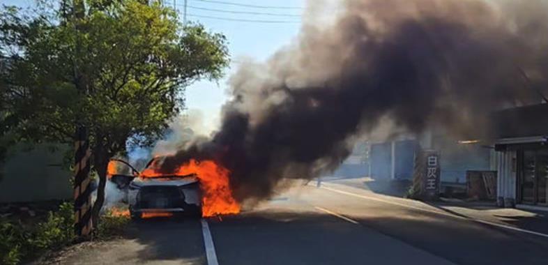 快新聞/台南新化火燒車 2人遭燒燙傷緊急送醫