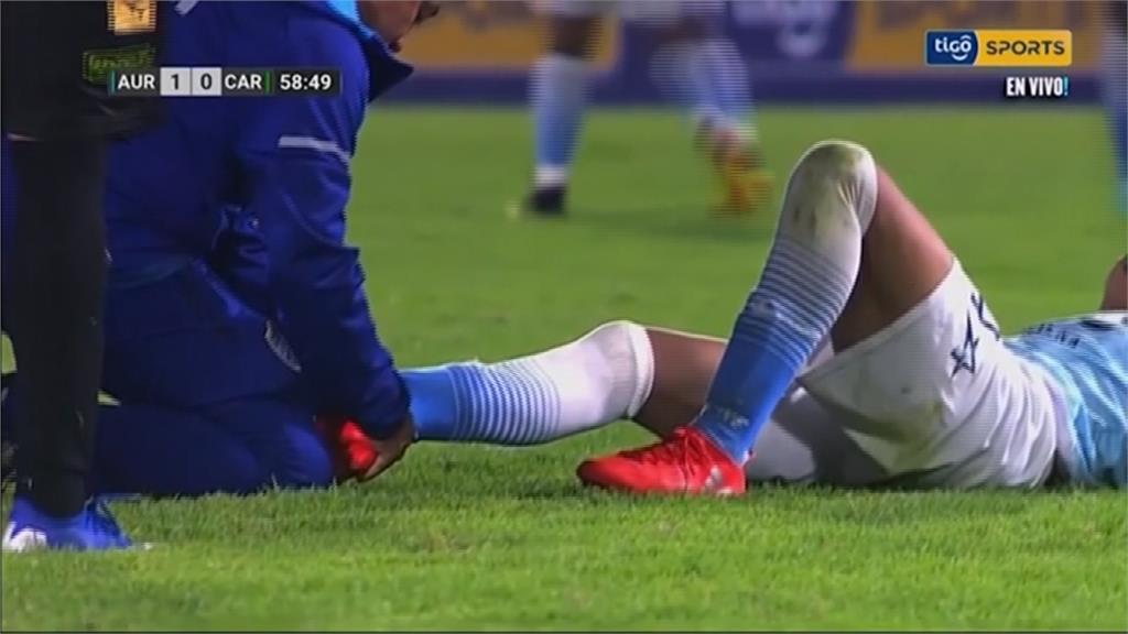 足球員腳踝呈90度扭曲受傷 領隊痛批場地太爛