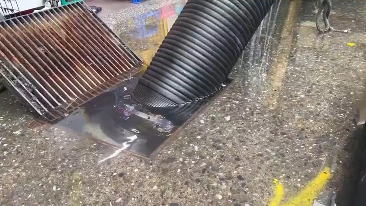 大雨滲漏！八堵車站地下人行道「天花板破洞」　基隆廟口愛四路又淹
