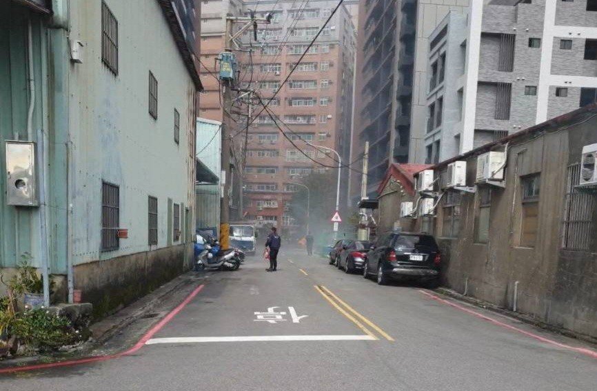 嚇！桃園國強十一街路口　水溝蓋突冒陣陣火光