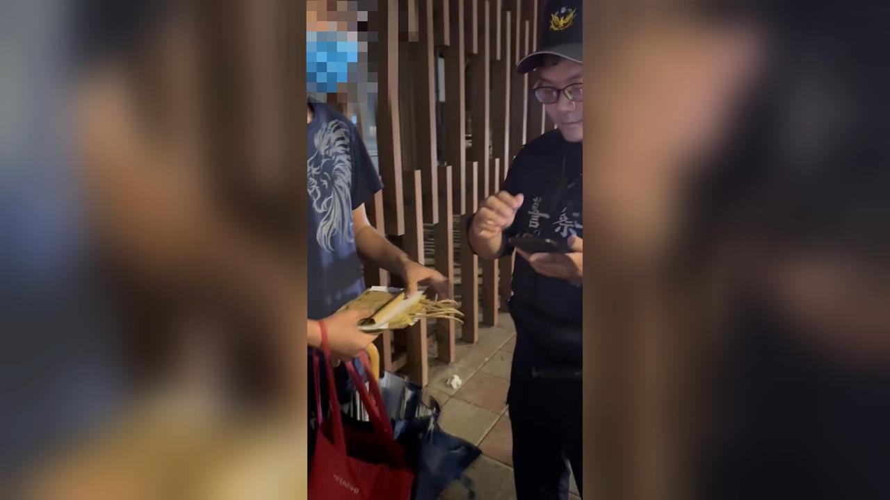 北市鬧區又見偷拍狼！　傘遮手機拍「裙底風光」被抓包