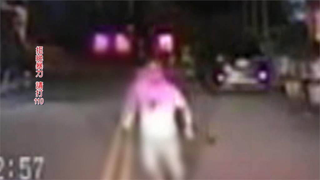 追過來了！　男子情緒失控持刀騎車追救護車