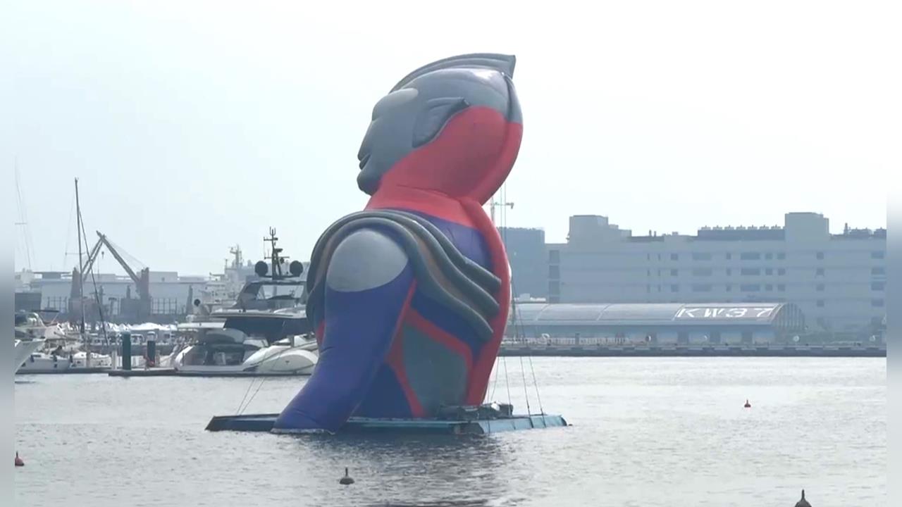 超人力霸王也「落枕」？　狂風肆虐迪卡慘被吹歪頭