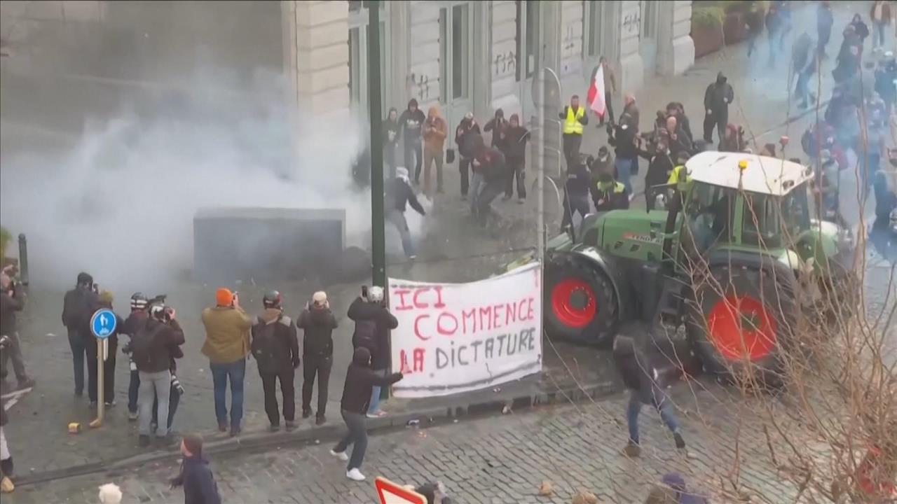 大批農民圍堵歐盟總部　警民激烈衝突一度濺血