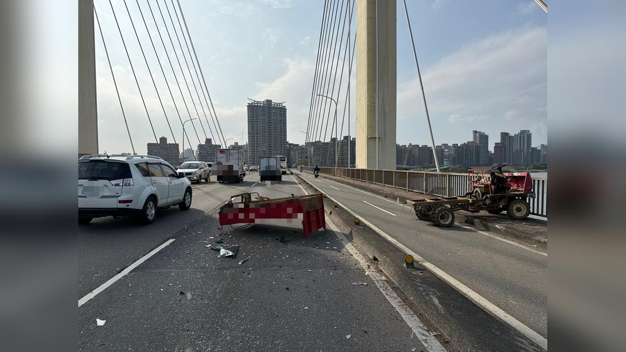 快新聞／貨車撞農用車！77歲男肋骨骨折　重陽橋車禍畫面曝光