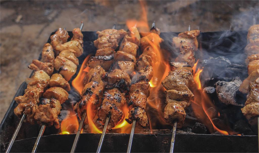 為何台灣人中秋烤肉「不用慢燻法」？他喊「這才是BBQ」讓內行解答了