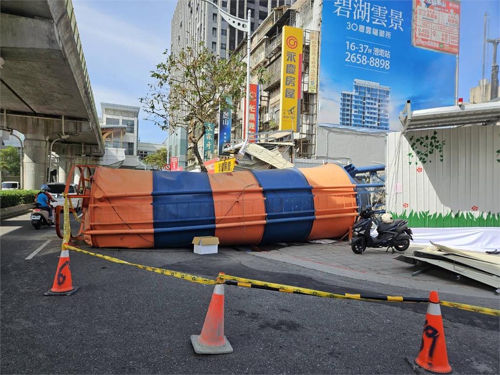 快新聞／北市內湖工地水泥塔倒塌！　騎士經過閃避不及當場被砸