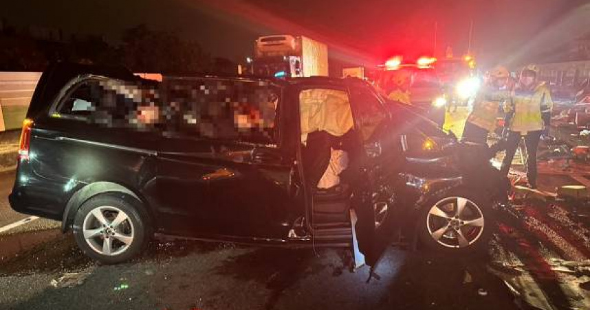 深夜國道變煉獄！4車連環撞再撞特斯拉　33歲男滿臉血命喪現場