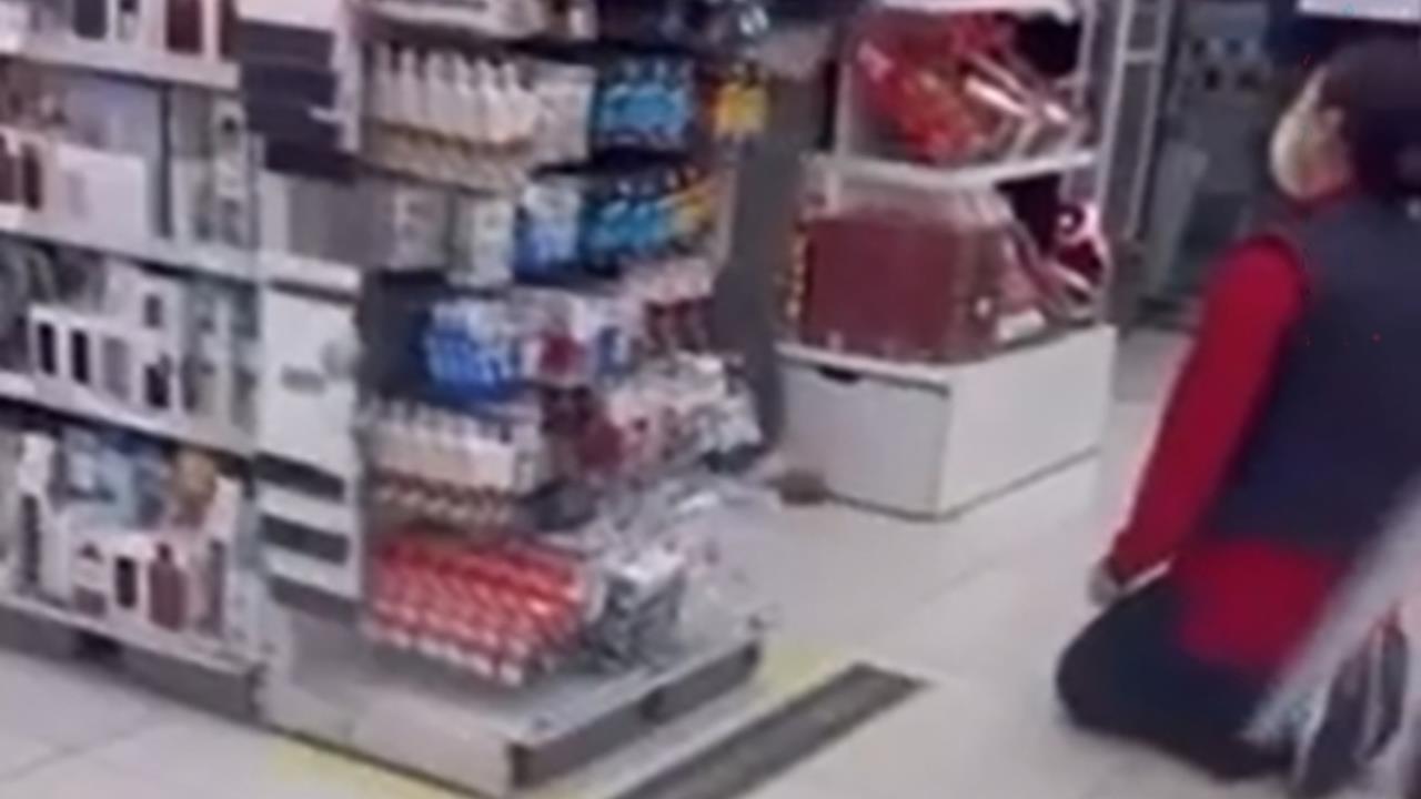 小孩店門口亂跑被提醒!奧客媽暴氣羞辱逼「店員下跪」15秒畫面曝光