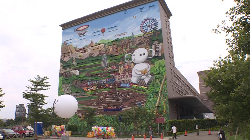 巧克力博物館與職人合作 打造巨型彩繪牆