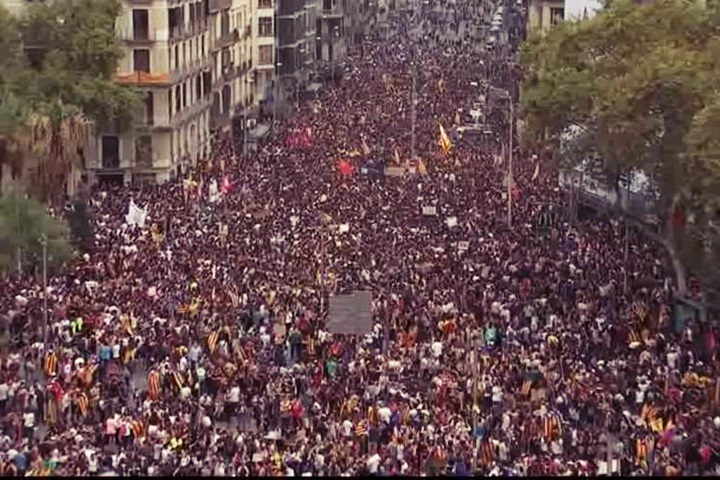 抗議警暴力相向 加泰隆尼亞30萬人大罷工