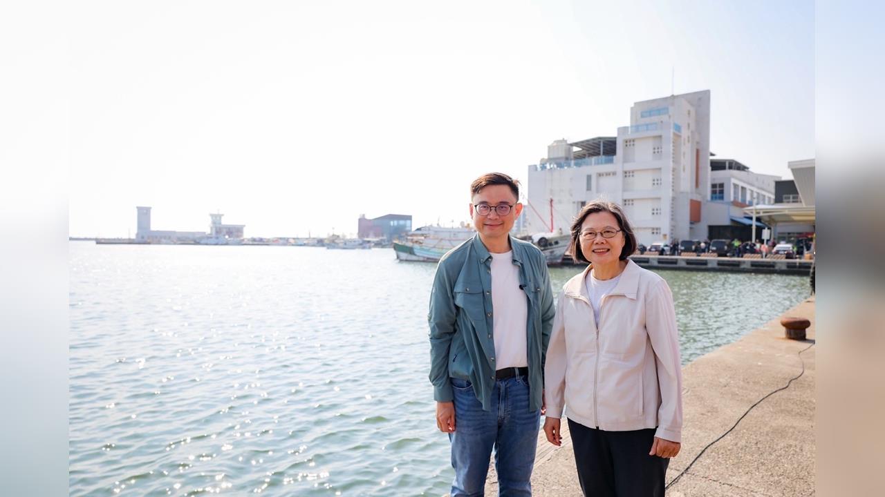 快新聞/「市場之子」賴瑞隆化身叫賣哥!偕蔡英文到蚵仔寮大啖海味