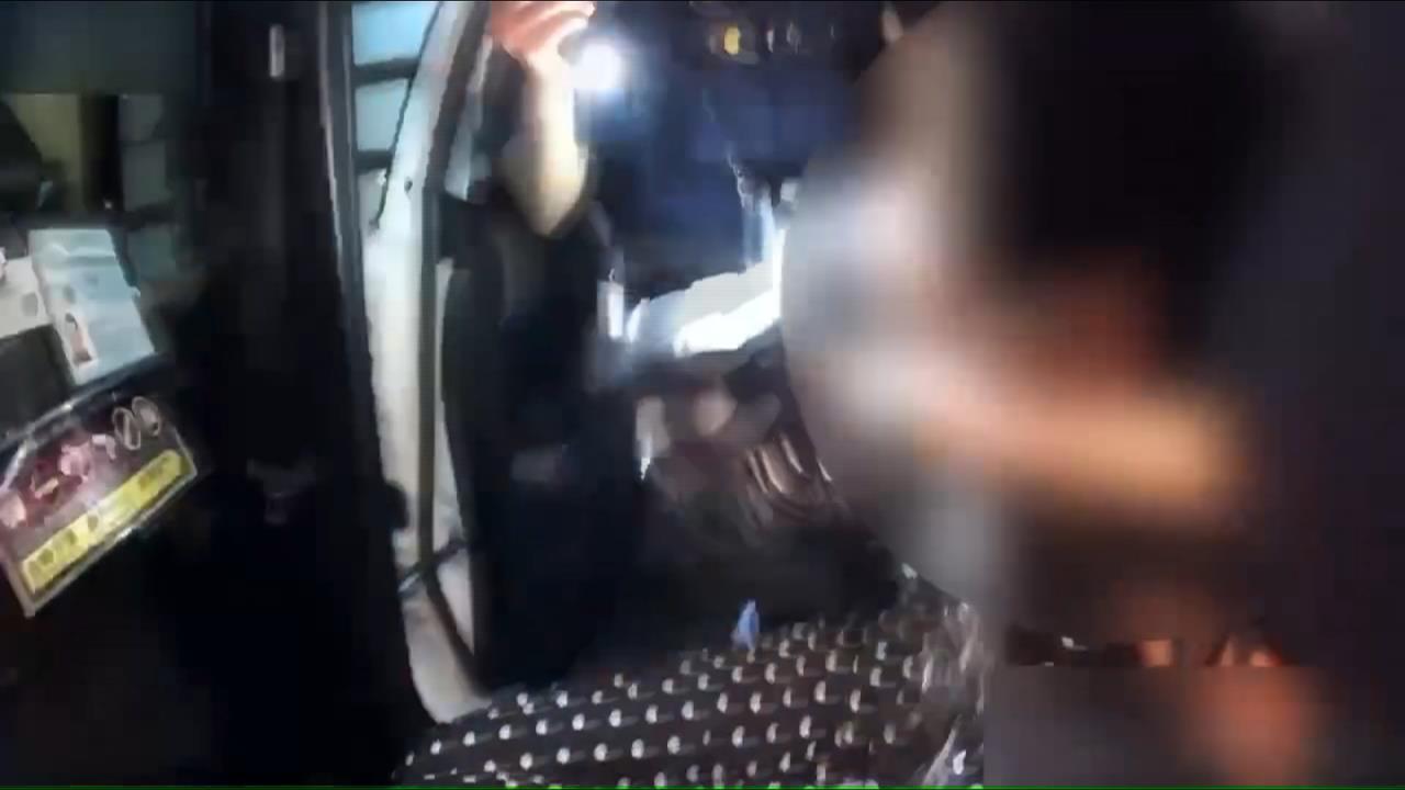 女喝到斷片睡昏在計程車上 2警化身保母護送回家