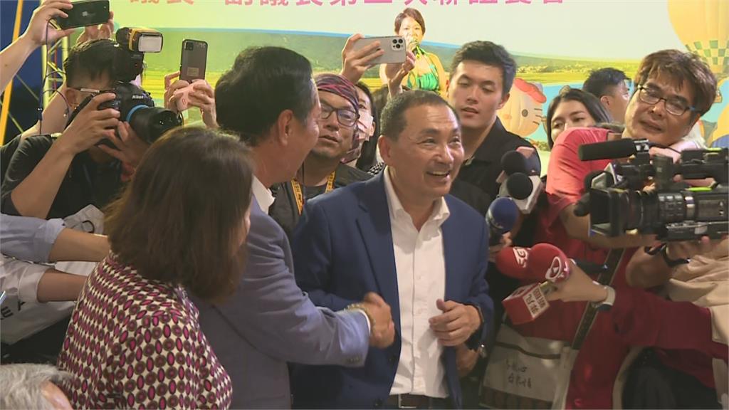 517徵召後再相見！郭侯互動尷尬　侯友宜熱情破冰、郭台銘微笑回應