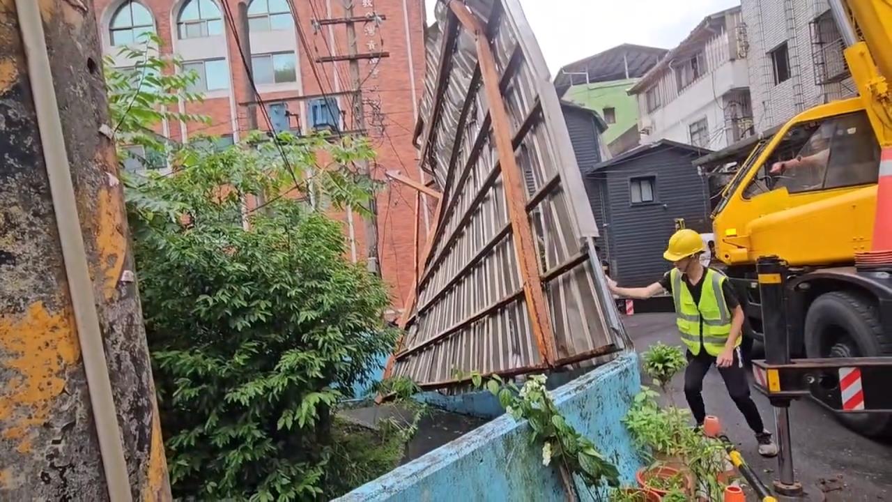 血滴子！強風吹落鐵皮壓斷電纜　基隆７０戶近５０小時無電可用
