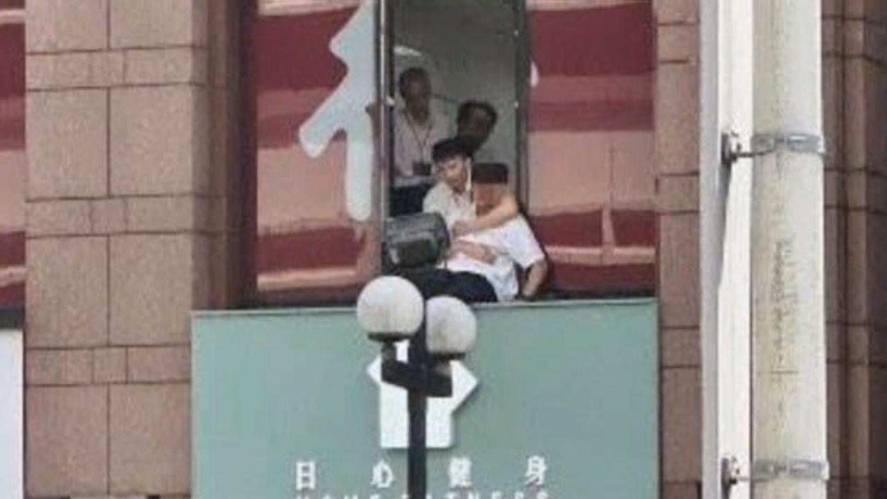 台灣銀行行員突情緒失控 滅火器砸桌、衝2樓窗台欲跳樓
