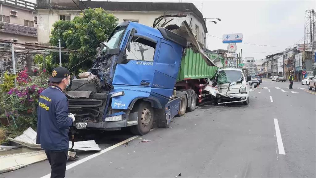 鐵門被撞掀！砂石車衝撞民宅撞歪水泥柱　屋主：嚇壞了