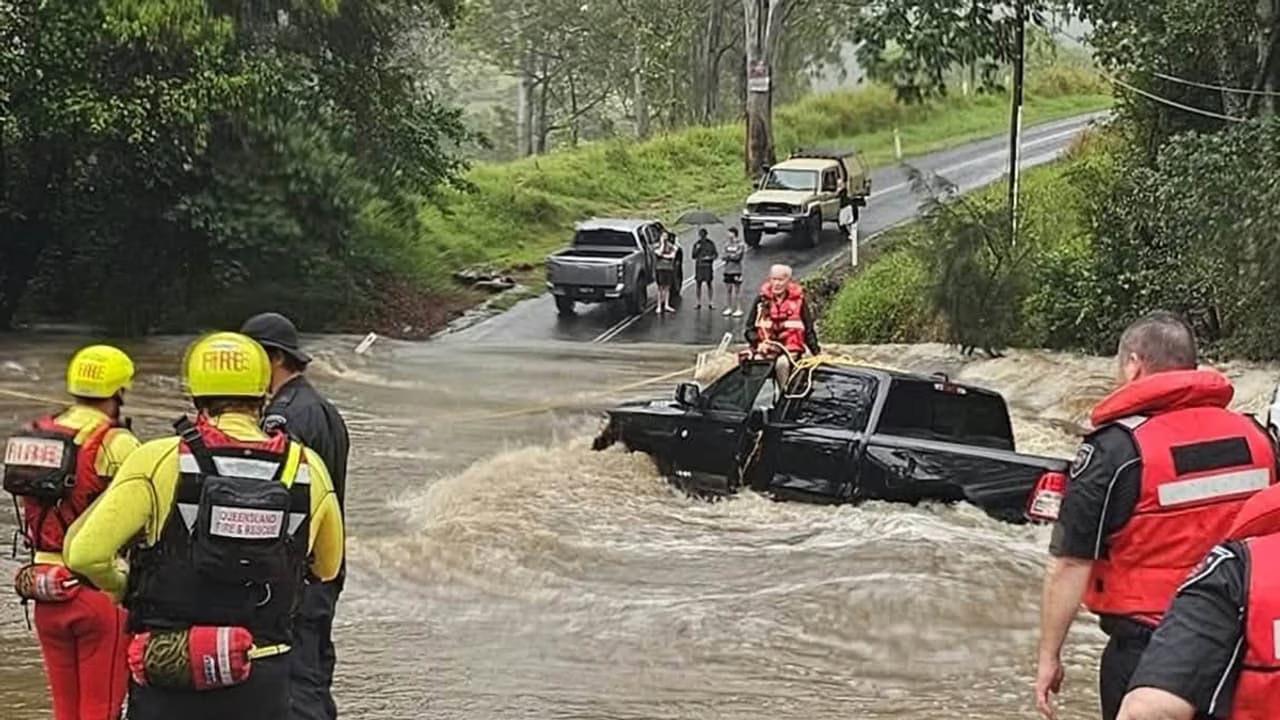 澳洲布里斯本北部暴雨成災　記者、民眾下水救受困司機