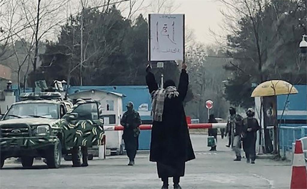 18歲阿富汗女學生孤身1人對抗塔利班　高舉「我要唸書」照震撼國際
