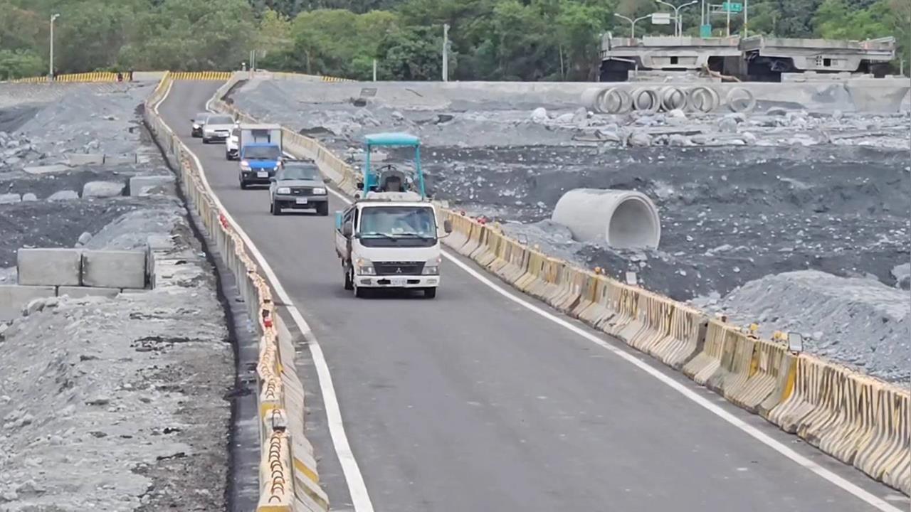 快新聞/馬太鞍溪橋涵管便道開放!公路局提前搶通 小型車、救援車先行通行