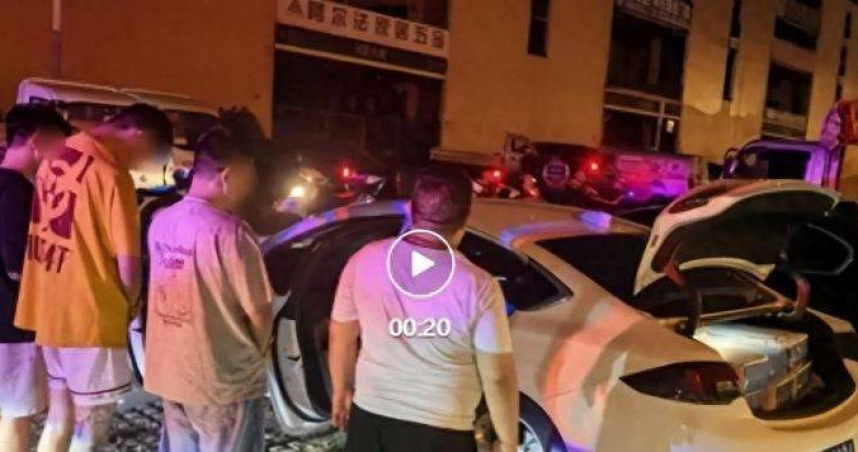 恍惚男1舉動露餡！「紫色保溫壺」竟藏大黑幕　警急喊：看到就報案