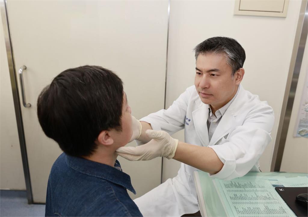 鼾聲大、睡不飽5症狀恐呼吸中止症！   「肥舌根」最常惹禍