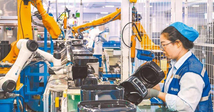 製造業景氣再添一衰退「藍燈」! 台經院:經貿情勢詭譎多變