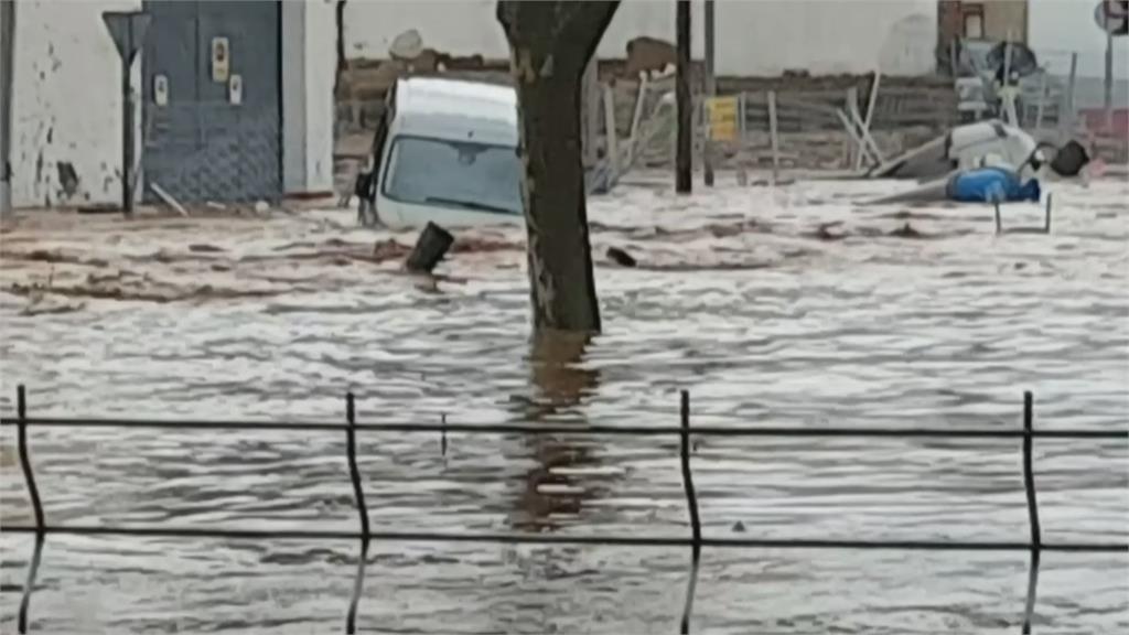 連車都被沖走! 超強洪水侵襲西班牙南部
