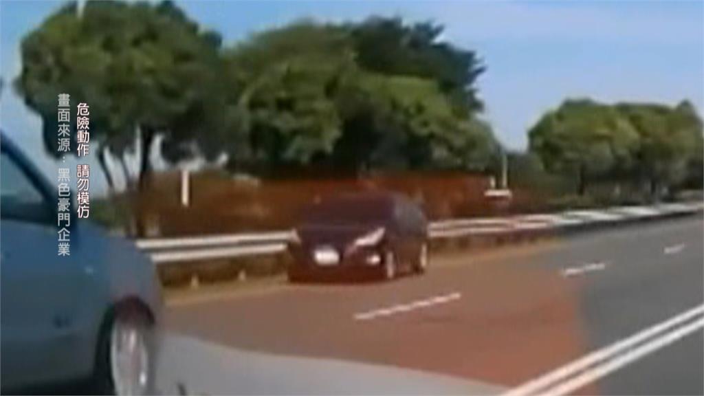 疑不熟路況上錯匝道！　轎車一路逆向追撞２車