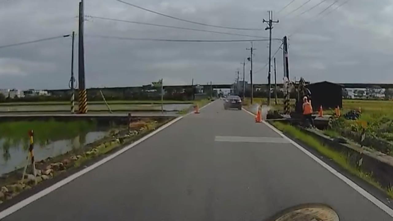 生死一瞬間！礁溪聯結車擦撞機車　就在大輪邊！騎士險被捲入車底