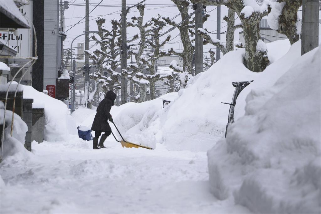 日本大雪釀災！　福島東山溫泉屋頂、圍欄遭積雪壓垮