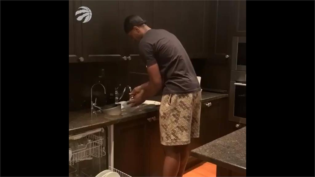 全球體育賽事停擺...NBA球員宅在家洗碗 F1車手深夜去衝浪
