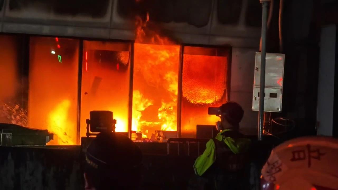 電商「皇兒小舖」實體店深夜惡火 燒逾2小時 負責人:會振作