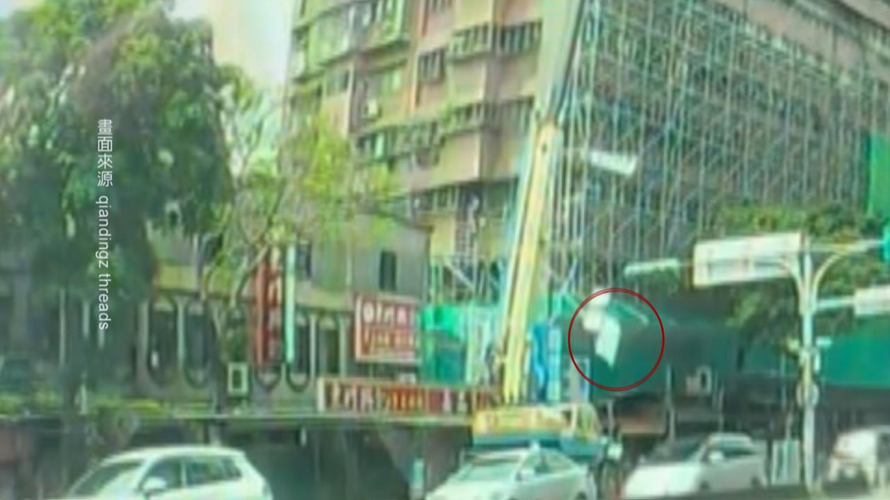 工安意外! 東門市場旁大樓3鷹架鐵板 從「4樓高掉落」釀1傷