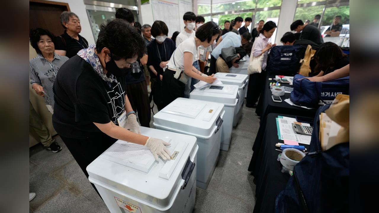 投票演變成抗議！　南韓上演「選票不足」鬧劇引爆選民不滿