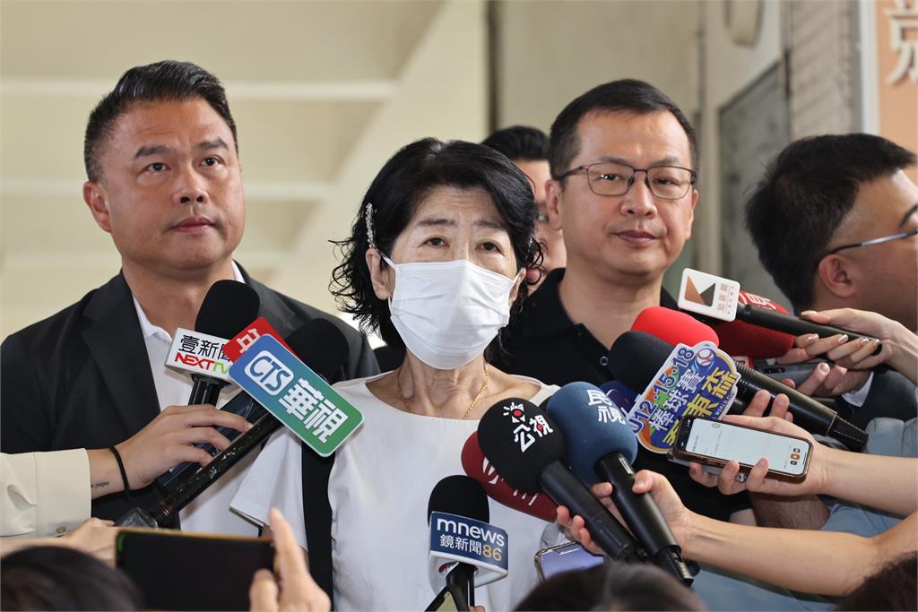 柯文哲想投票遭駁回定案　陳佩琪白衣現身坦言「心情沮喪、遺憾」